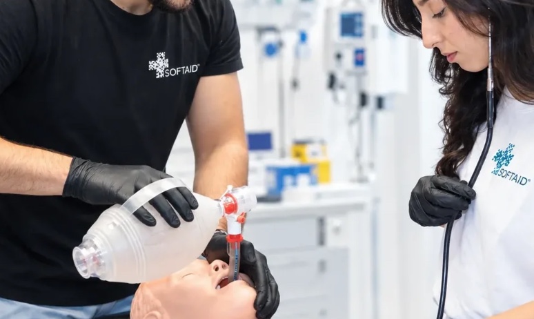 Notfalltraining: Beatmung mit Beutel an der Übungspuppe